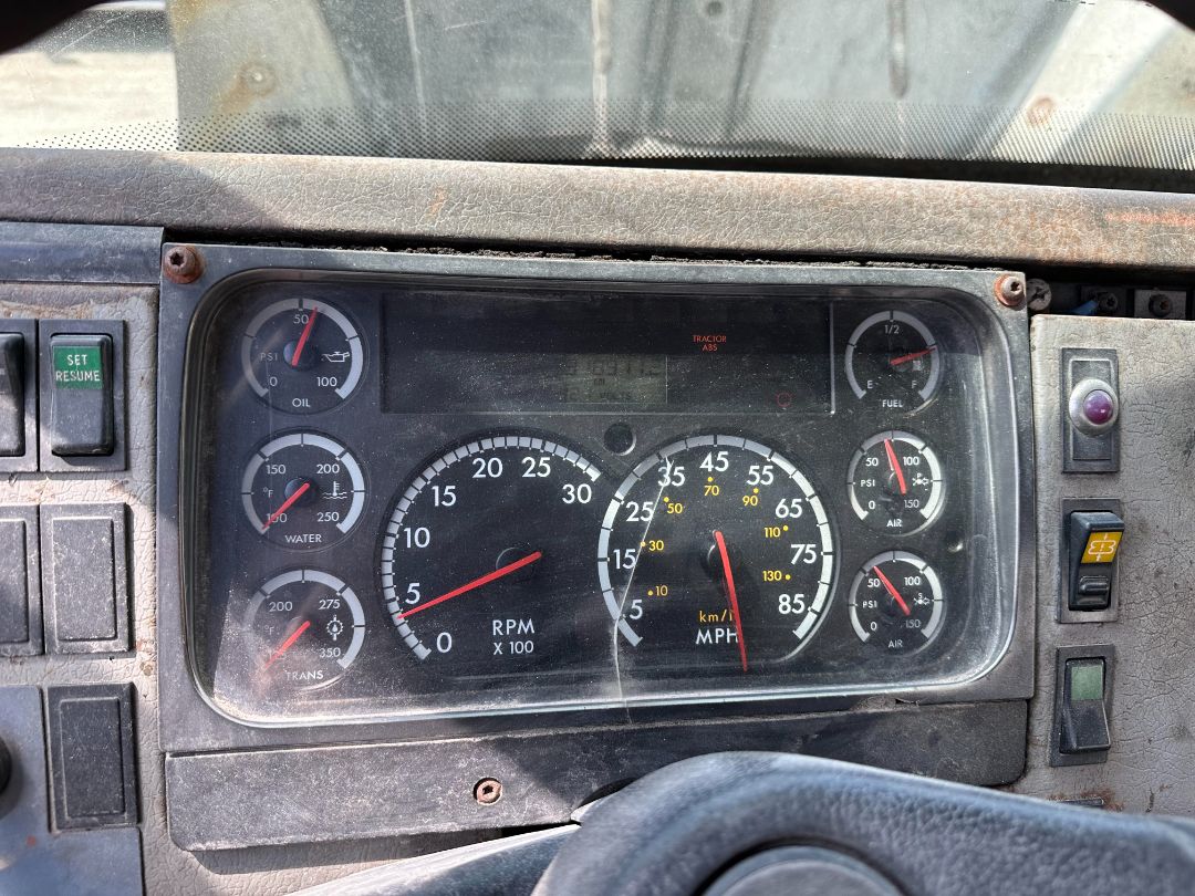 2002 FREIGHTLINER FL 70 - Image 5